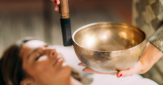 Découvre l’Ayurveda : origines, principes et bienfaits holistiques