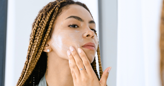Pourquoi exfolier sa peau ? Types et bienfaits des exfoliants