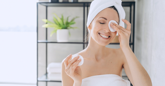 Hydrolat, lotion, tonique : Quelle est la différence et pourquoi sont-ils essentiels ?