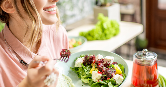 Cette image reflète parfaitement le lien entre alimentation et santé de la peau. Elle illustre le plaisir de consommer des aliments frais et équilibrés, essentiels pour nourrir ton corps et ta peau de l’intérieur.