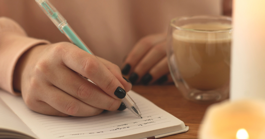 Prends un moment pour poser tes intentions et fermer les chapitres de l’année écoulée. Une tisane chaude, des bougies et un carnet suffisent pour te reconnecter à toi-même. ✨