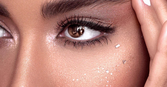 Un teint éclatant sublimé par une touche lumineuse, un regard captivant et des lèvres délicatement mises en valeur : le maquillage bio des fêtes révèle ta beauté naturelle en toute élégance.