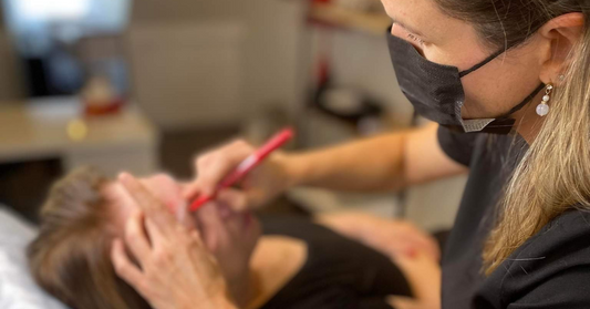 maquillage permanent sourcils ce qu il faut savoir avant. Technicienne en train de dessiner la forme des sourcils d’une cliente avant la procédure de maquillage permanent, première étape clé pour un résultat naturel et harmonieux
