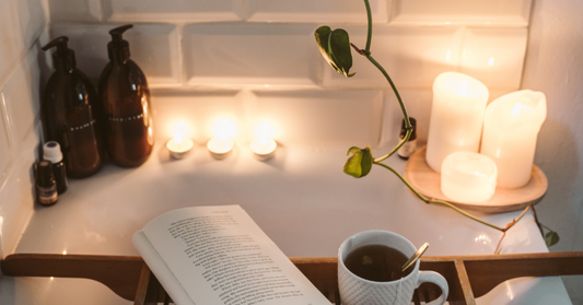 Un bain chaud, des chandelles apaisantes, une tisane réconfortante et un bon livre : l’essence même d’un spa maison en hiver. Offrez-vous ce moment de douceur.