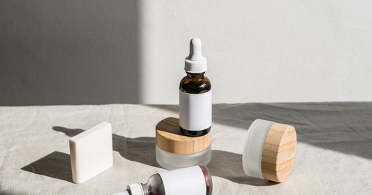 Différents contenants de sérum hydratant pour le visage. Bien comprendre comment choisir le bon sérum hydratant pour sa peau