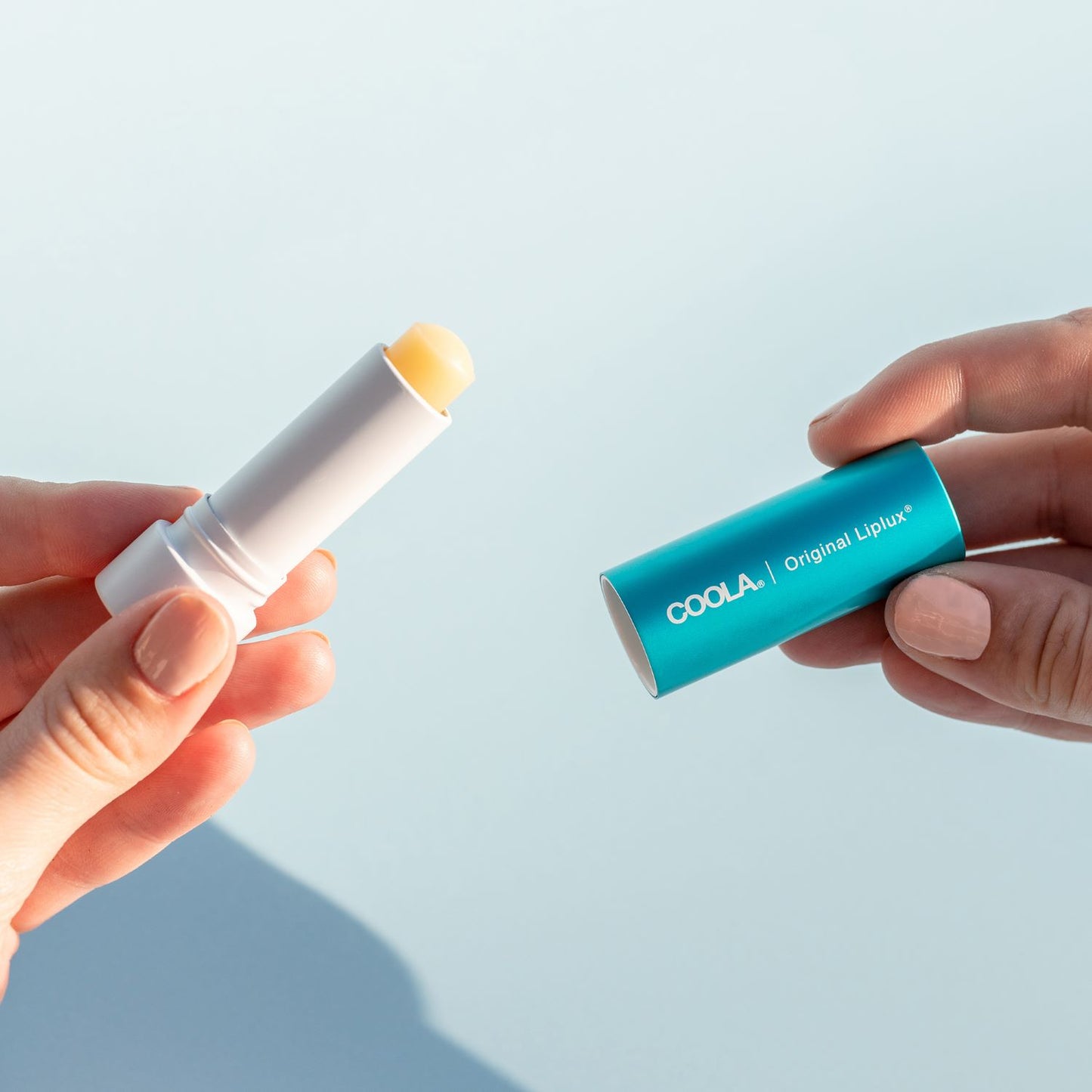 Liplux solaire Coola avec SPF 30, enrichi en ingrédients biologiques, conçu pour hydrater et protéger les lèvres des agressions extérieures.