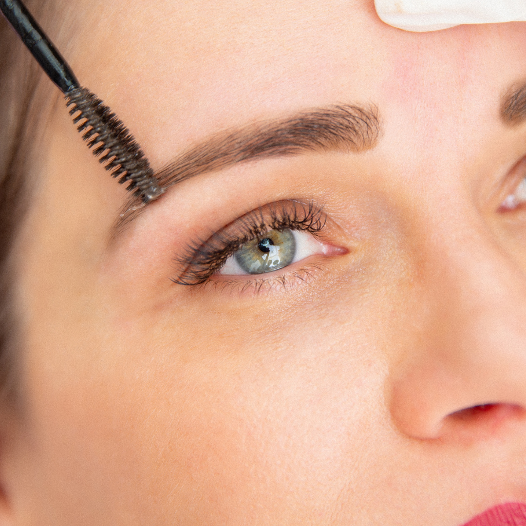 Application précise d'une brosse à sourcils avec mousse Blinc pour définir et colorer les sourcils, effet naturel assuré.