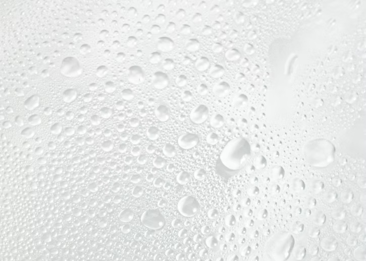 Brume d’eau islandaise Bioeffect présentée avec effet de condensation, idéale pour hydrater intensément, rafraîchir la peau et soutenir un teint lumineux et revitalisé.