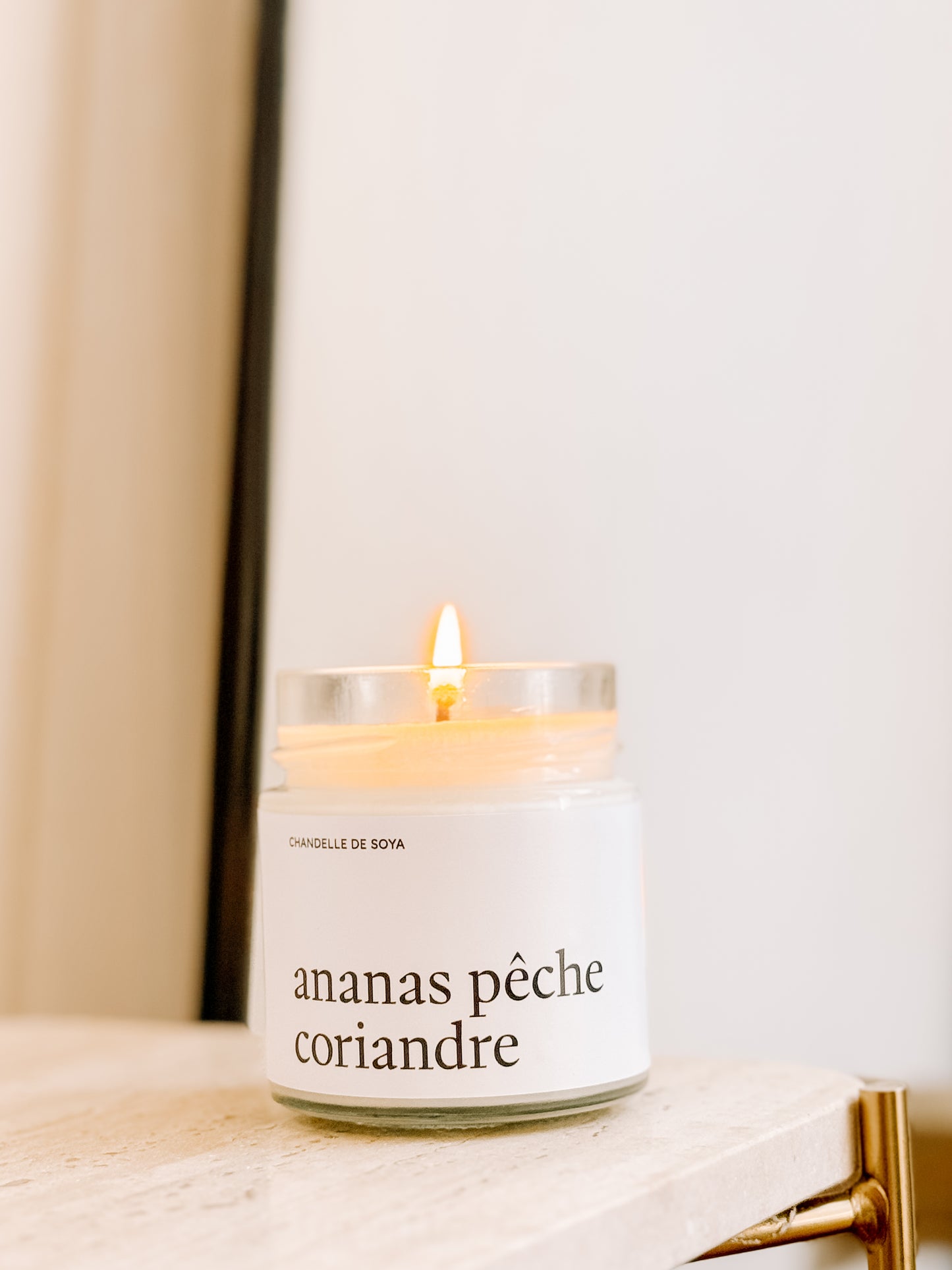 Placée sur un meuble ou une table de chevet, cette chandelle devient une pièce décorative tout en diffusant son parfum chaleureux.