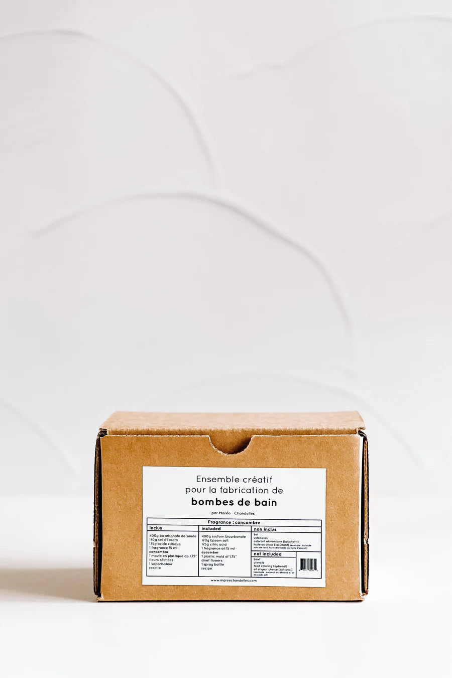 Ensemble créatif pour bombes de bain comprenant huile parfumée, moules, ingrédients secs et vaporisateur.