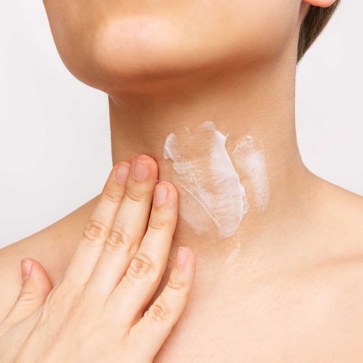Application de la Crème Cou et Buste Lifting Complex Nelly Devuyst sur le cou et le décolleté, soin raffermissant certifié bio pour peau mature.