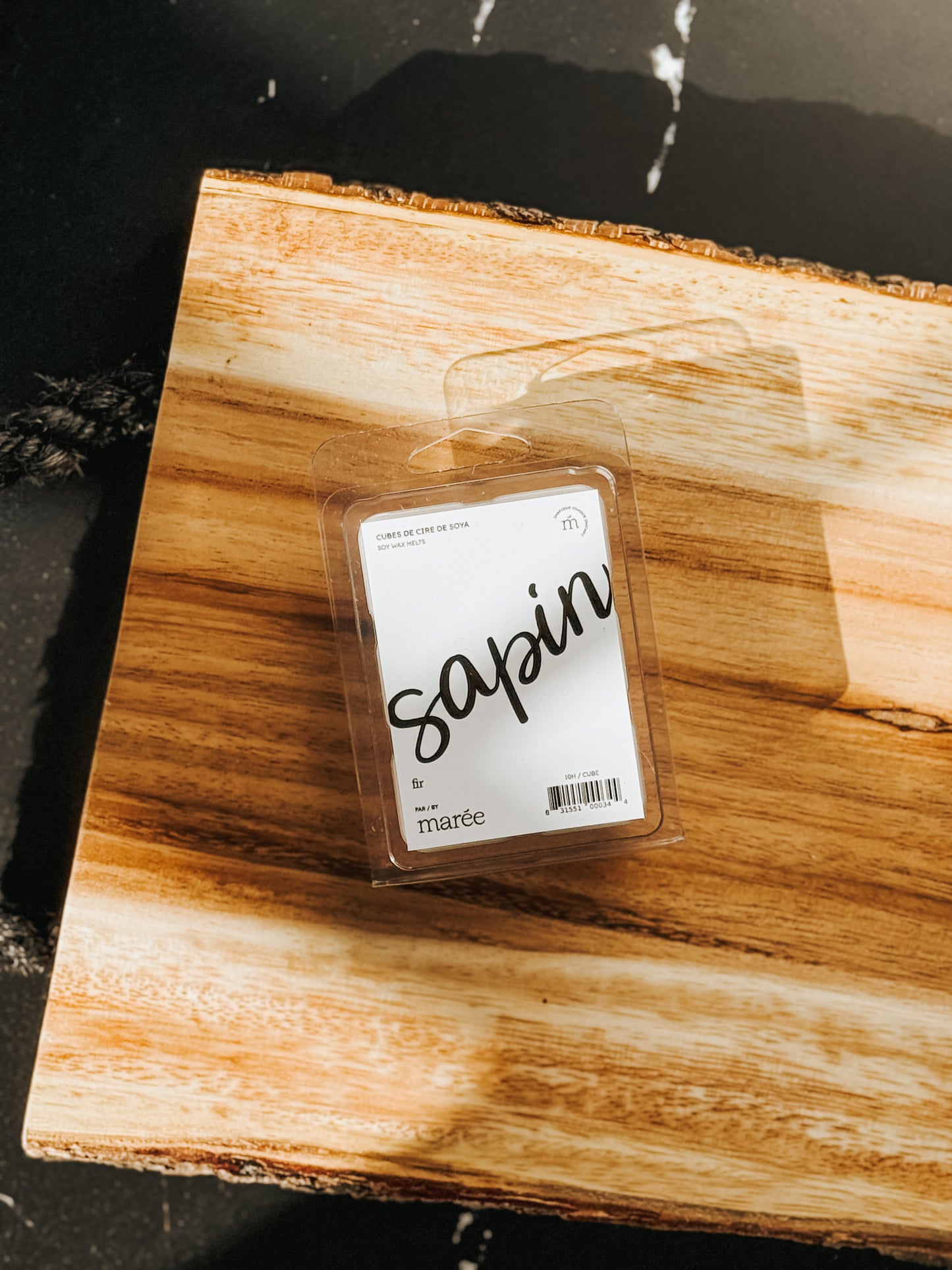 Les cubes de cire Sapin libèrent un parfum intense et durable, parfaits pour les diffuseurs de cire. Une invitation à vous plonger dans une atmosphère boisée.