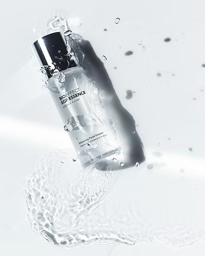 Brume cristalline de l’essence EGF BIOEFFECT, concentrée en eau islandaise et en facteur de croissance végétal, pour une hydratation profonde et une peau régénérée.