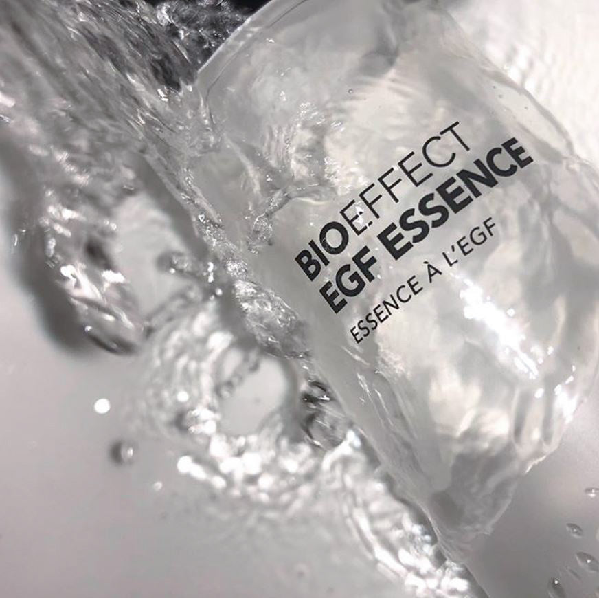 Flacon translucide de l’EGF Essence Bioeffect pris dans un mouvement d’eau claire, symbolisant fraîcheur et hydratation intense inspirées de l’Islande.