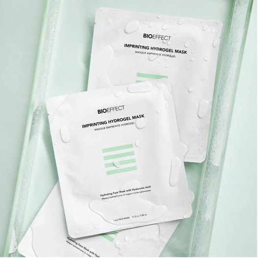 Sachets du Masque Empreinte Hydrogel Bioeffect, soin à l’acide hyaluronique qui hydrate intensément et optimise l’efficacité des sérums EGF.