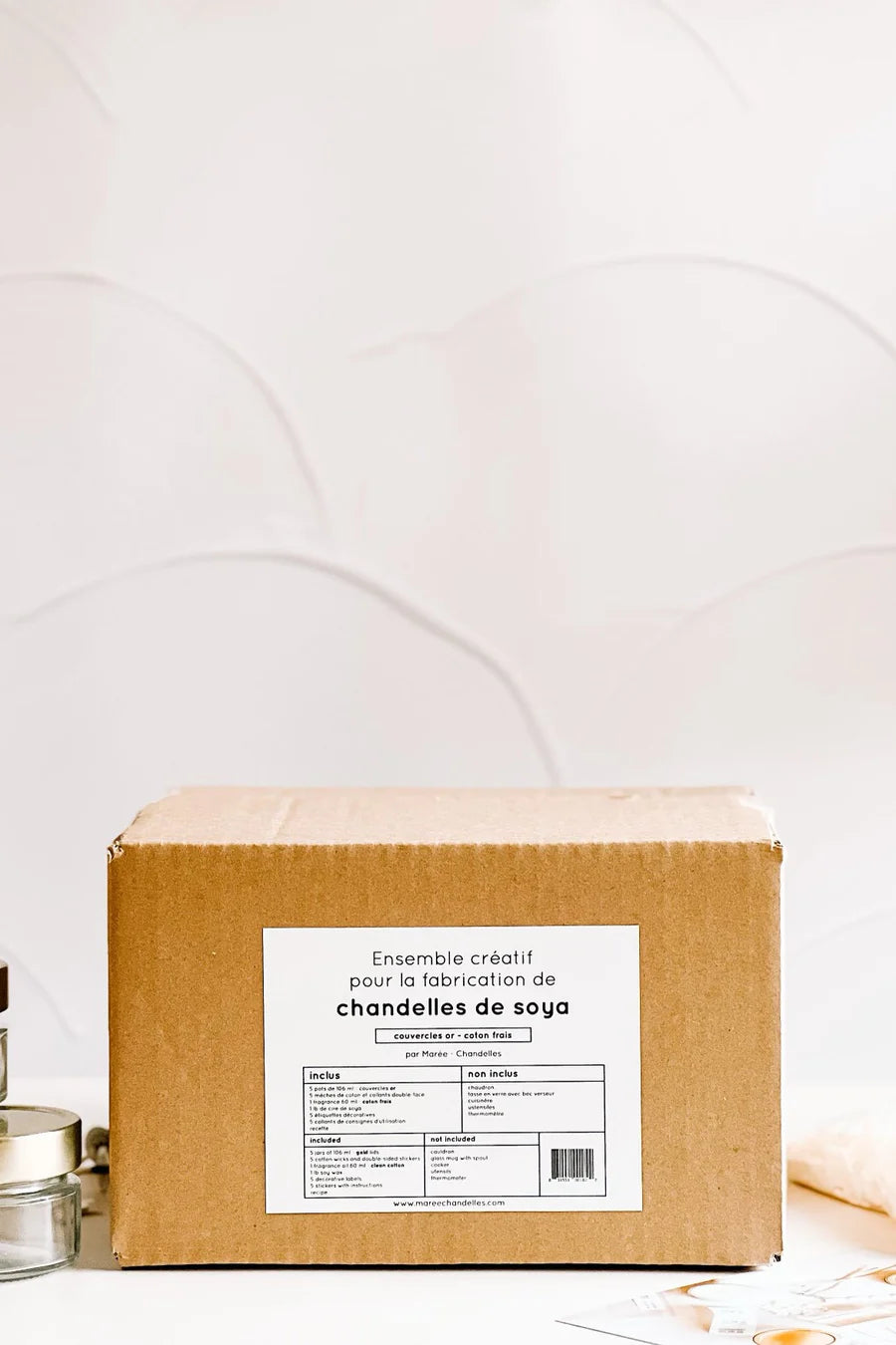 Petits pots en verre réutilisables inclus dans l’ensemble de chandelles de soya, pour des créations écoresponsables et délicatement parfumées.