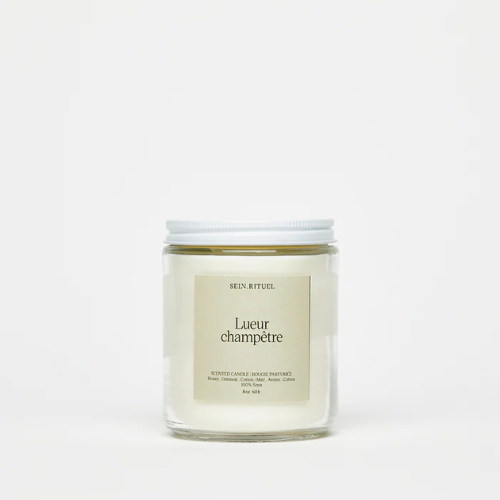 Pot de verre transparent, invoquant la purete et la simplicite. Chandelle champetre au efflure douce et rappellant la campagne