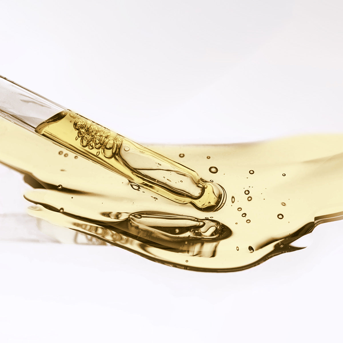 Application d'une huile visage bio dorée à la texture fluide et légère, conçue pour purifier, nourrir et protéger la peau mixte ou à imperfections.