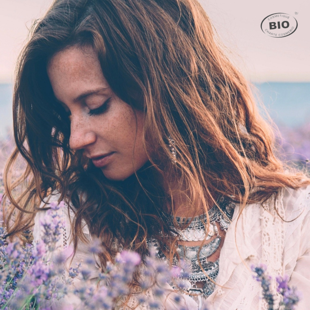 Beauté simple et authentique d'une femme en harmonie avec la nature, symbole d'une routine de soin visage bio qui respecte la peau et l’environnement.