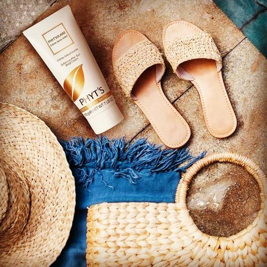 Crème Après-Soleil bio Phyt’s avec accessoires estivaux, parfaite pour une routine post-soleil douce, hydratante et 100 % naturelle.