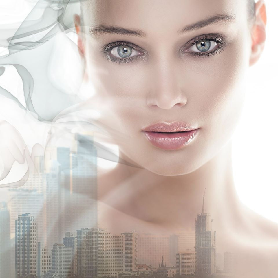 Visage éclatant d’une femme protégée des agressions extérieures grâce à une crème anti-pollution naturelle Phyt’s adaptée aux milieux urbains.