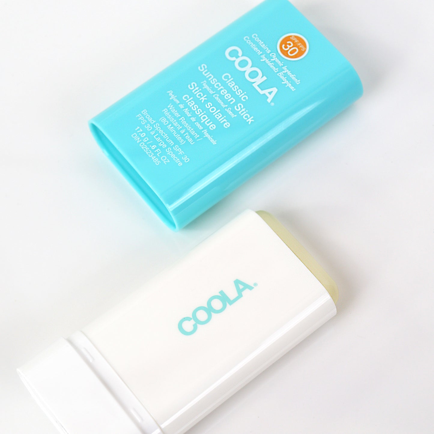 Stick solaire COOLA FPS 30 à la noix de coco tropicale, conçu pour une protection solaire douce et efficace. Sa formule naturelle laisse la peau hydratée et protégée des rayons UV.