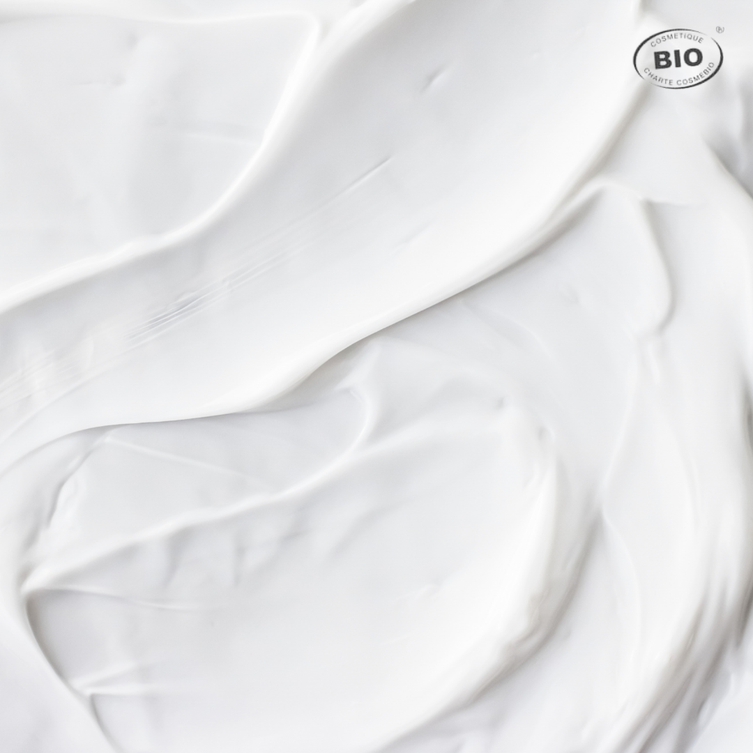 Une texture onctueuse et fondante qui enveloppe la peau de confort, tout en lui apportant nutrition, souplesse et hydratation avec des actifs 100 % naturels.