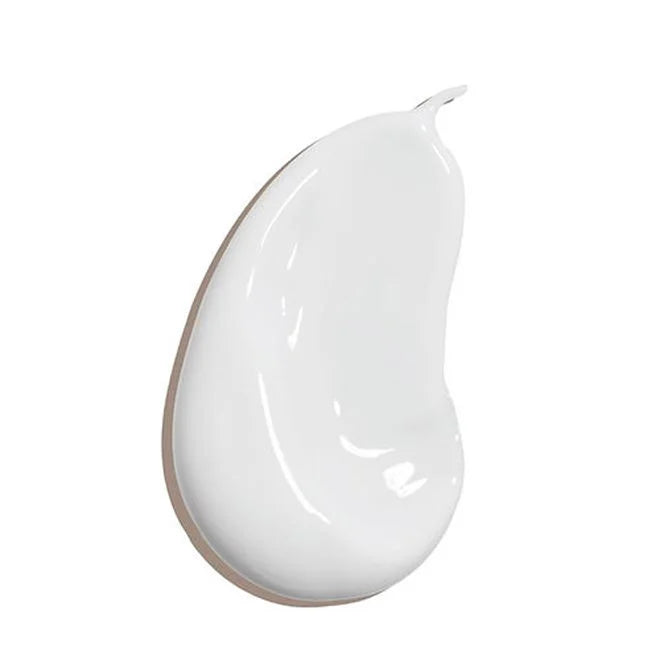 Texture légère et non grasse d’une crème solaire bio, qui hydrate et protège la peau tout en douceur sous le soleil.