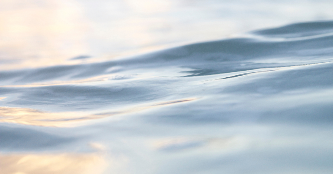 Douce vague sur la mer faisant référence à du calme après des moments plus agités