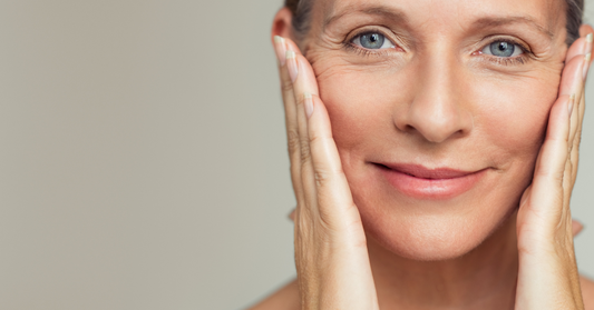 Une crème ou un sérum anti-rides efficace: Les ingrédients clefs. Une femme montrant son visage bien entretenu.