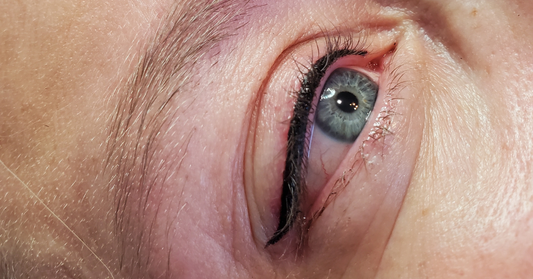 Maquillage permanent en eyeliner des yeux sur la portion supérieur de l'oeil