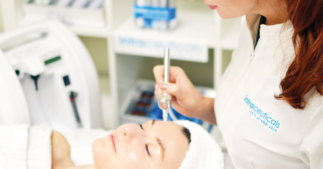 Application du soin Oxyégénant par hyperbare de Intraceuticals pour hydrater en profondeur grâce a de puissants sérums.