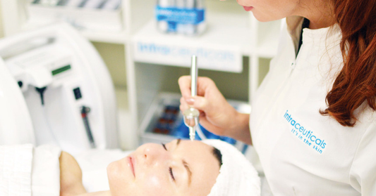 Application du soin Oxyégénant par hyperbare de Intraceuticals pour hydrater en profondeur grâce a de puissants sérums.