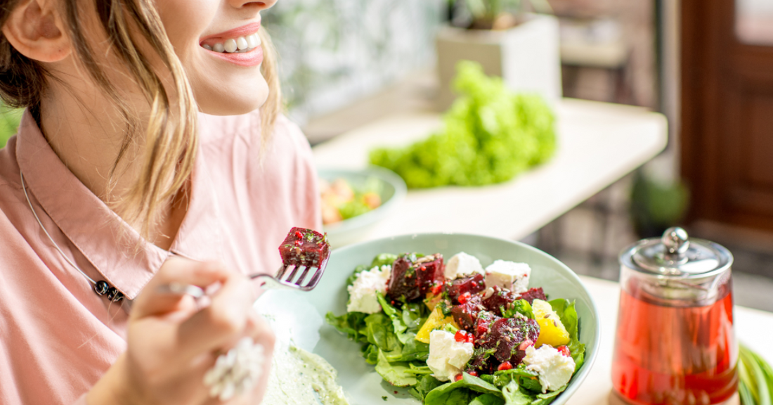 Cette image reflète parfaitement le lien entre alimentation et santé de la peau. Elle illustre le plaisir de consommer des aliments frais et équilibrés, essentiels pour nourrir ton corps et ta peau de l’intérieur. 