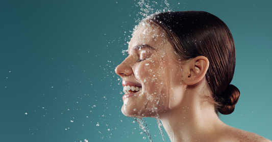 Femme qui recoit de l'eau au visage, signe d'une hydratation de surface pour démontrer une imbibition cornée