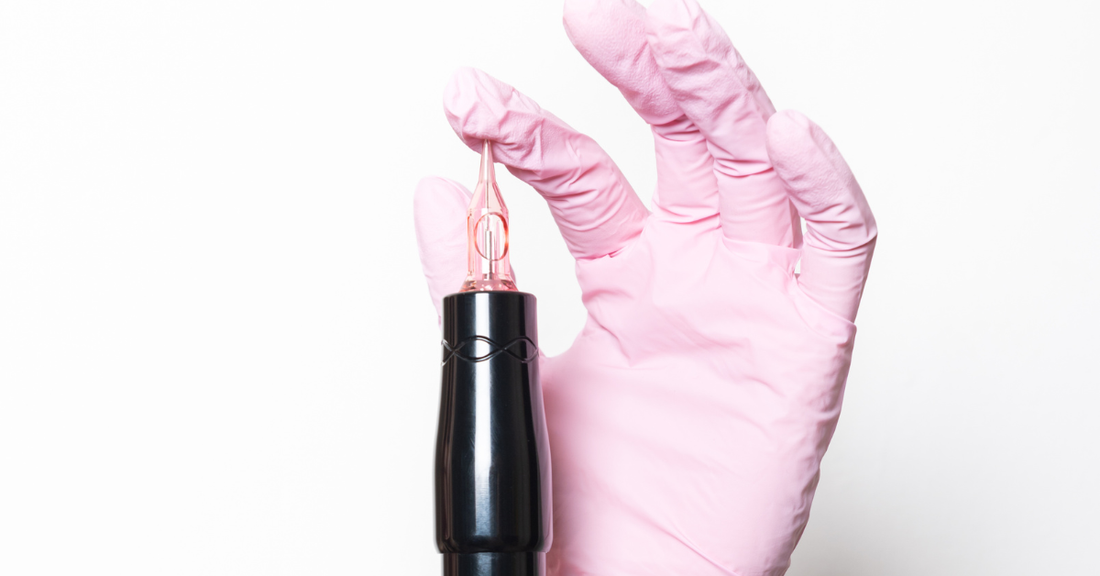 Dermographe et main avec gant rose pour représenter l'hygiène et la sécurité pour les personnes et peaux sensibles