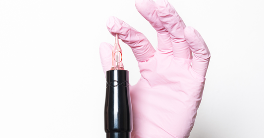 Dermographe et main avec gant rose pour représenter l'hygiène et la sécurité pour les personnes et peaux sensibles