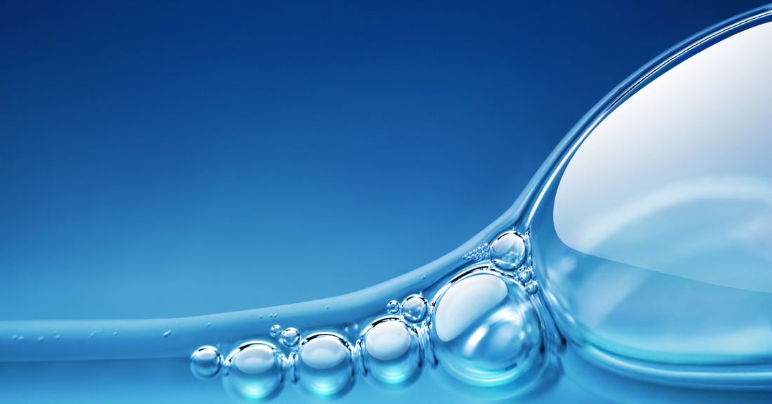 Bule d'oxygéne dans de l'eau témoignant du soin d'oxygénatioin hyperbare et hydratation de la peau