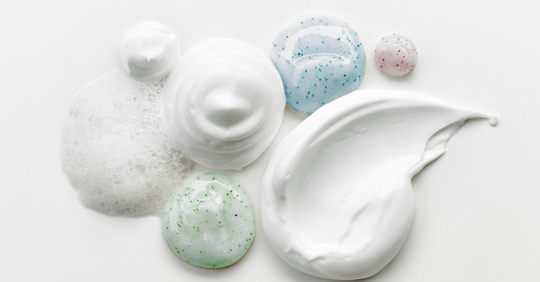 Différentes textures de soins cosmétiques sur fond blanc, illustrant la diversité des formules et l'idée reçue selon laquelle la peau s’accoutume aux produits.