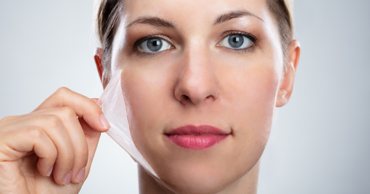 Visage d'une femme en gros plan retirant la couche superficielle de sa peau comme illustration d'un renouveau de la peau