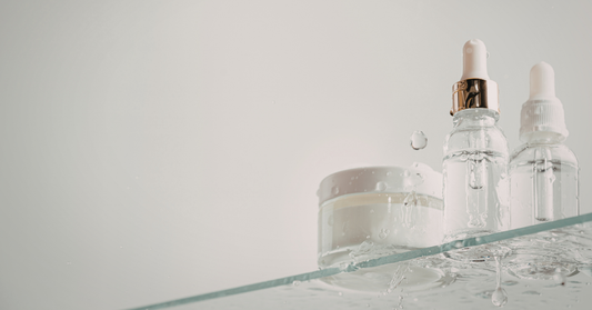 Flacons de produits cosmétiques, esthétiques avec de l'eau représentant l'hydratation