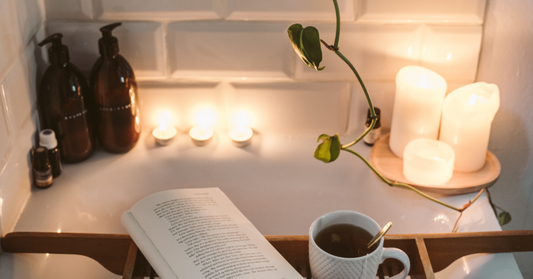 Un bain chaud, des chandelles apaisantes, une tisane réconfortante et un bon livre : l’essence même d’un spa maison en hiver. Offrez-vous ce moment de douceur. 