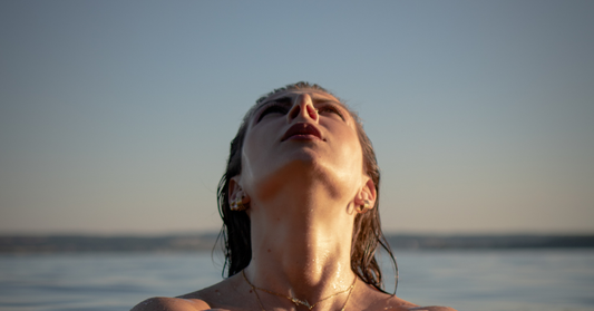 Femme sereine et calme présentant une peau lumineuse et apaisée