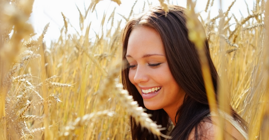 Femme début quarantaine heureuse et bien dans sa peau car elle utilise de bons soins pour en prendre soin