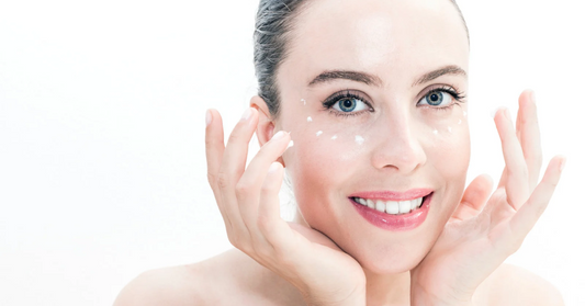 Femme appliquant une crème contour des yeux pour améliorer l'apparence de ses rides, ridules.