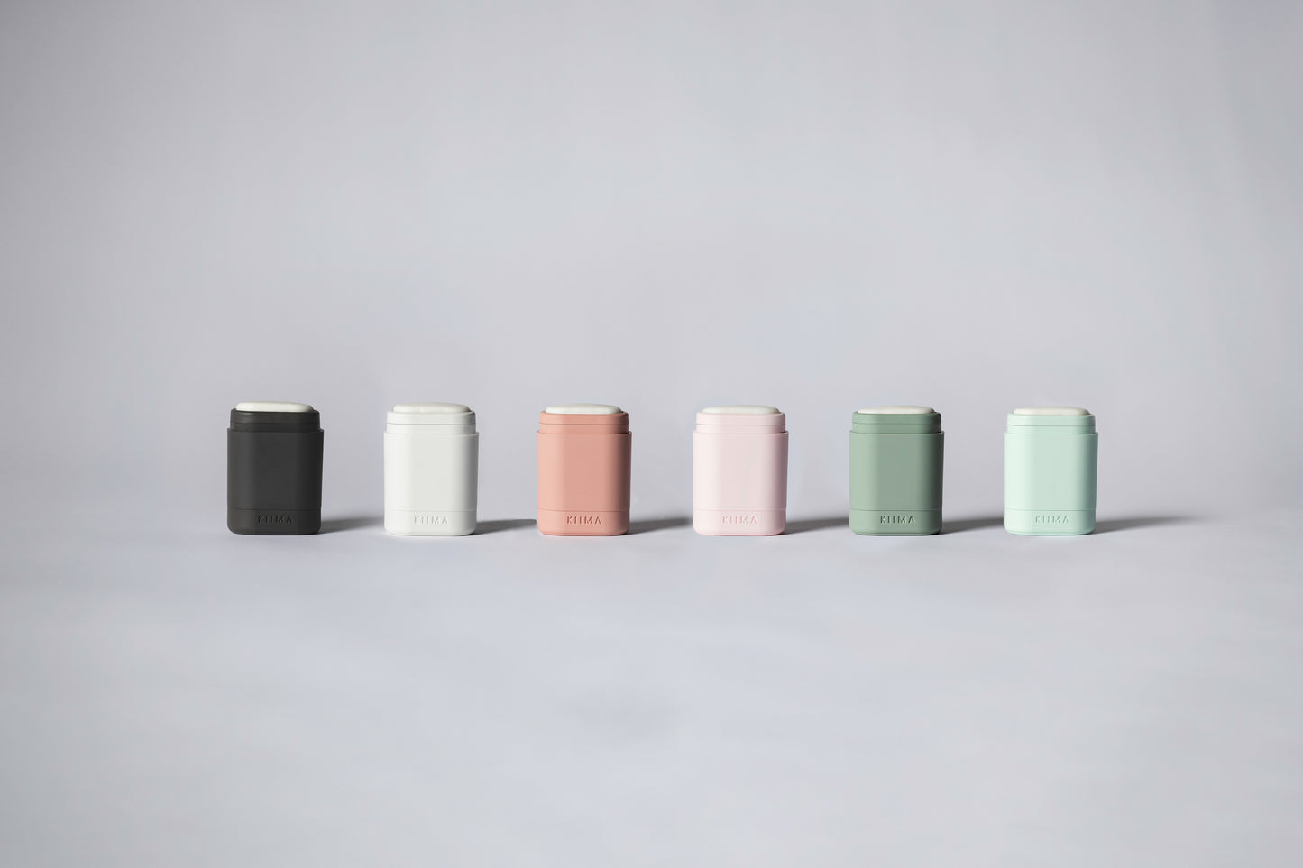 Applicateurs de déodorant rechargeable KIIMA ouverts, montrant le mécanisme pratique et la compatibilité avec les recharges de déodorant naturel.