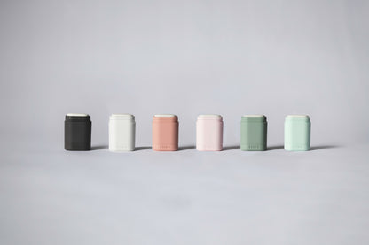 Applicateurs de déodorant rechargeable KIIMA ouverts, montrant le mécanisme pratique et la compatibilité avec les recharges de déodorant naturel.