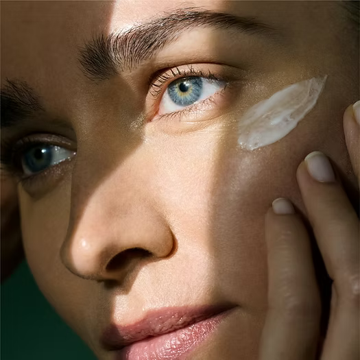 Application de la creme EGF Power Eye Cream sur le contour de l'oeil d'une femme, geste precis pour une action anti-age ciblee.