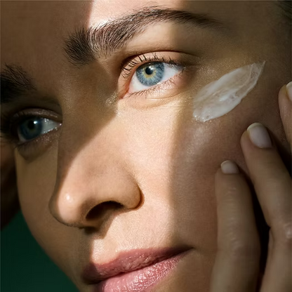 Application de la creme EGF Power Eye Cream sur le contour de l'oeil d'une femme, geste precis pour une action anti-age ciblee.