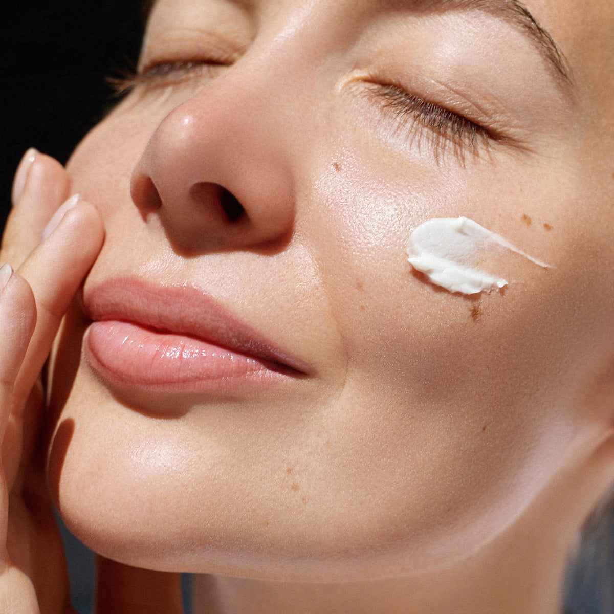 Application de la Crème Hydrocell Nelly DeVuyst sur une peau lumineuse, soin hydratant intensif pour restaurer douceur et éclat du visage.